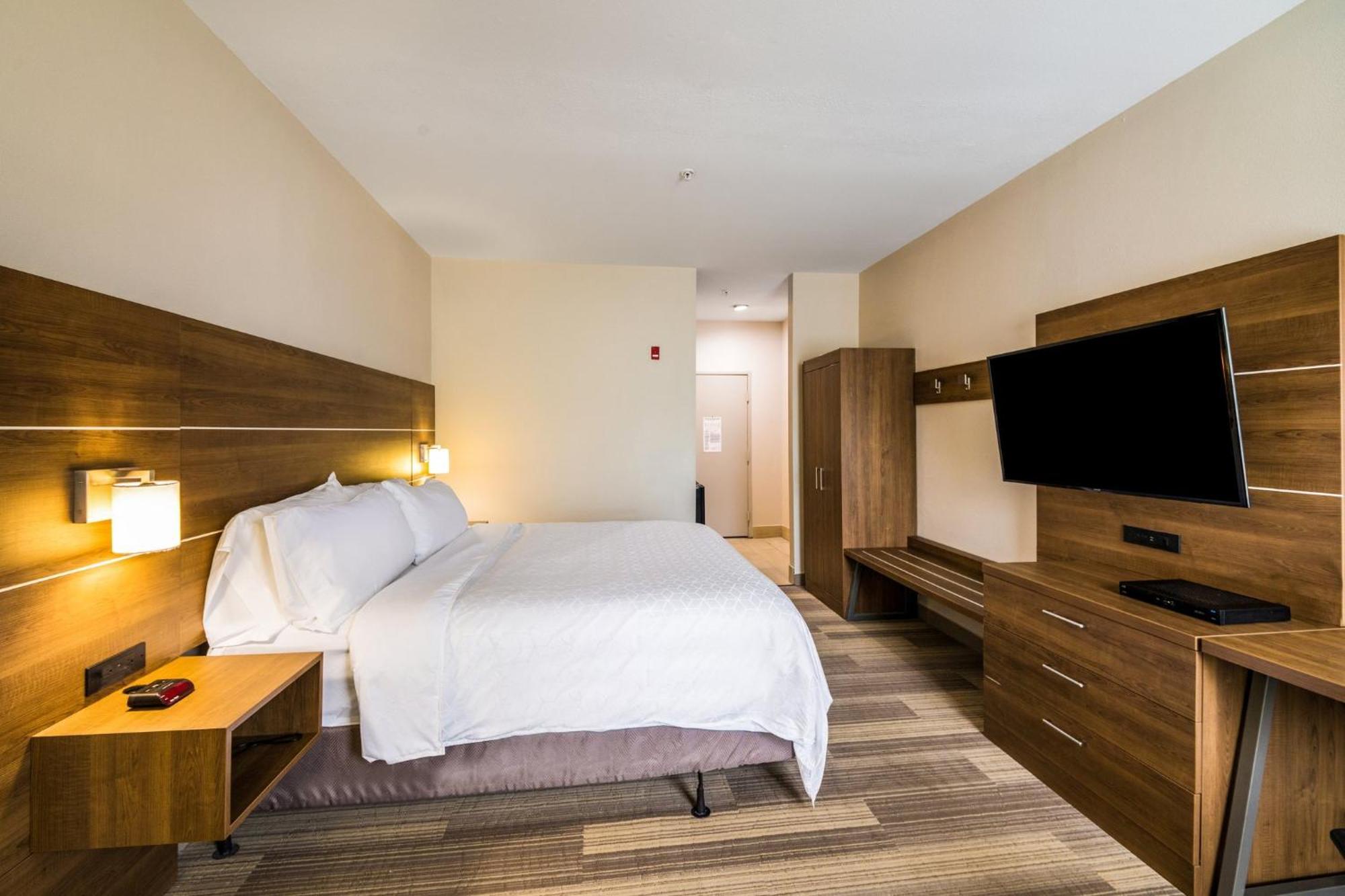 Holiday Inn Express Hotel & Suites Columbus By Ihg Exterior photo