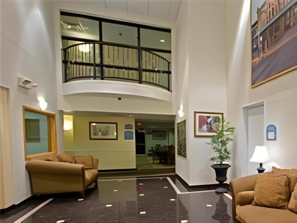 Holiday Inn Express Hotel & Suites Columbus By Ihg Exterior photo